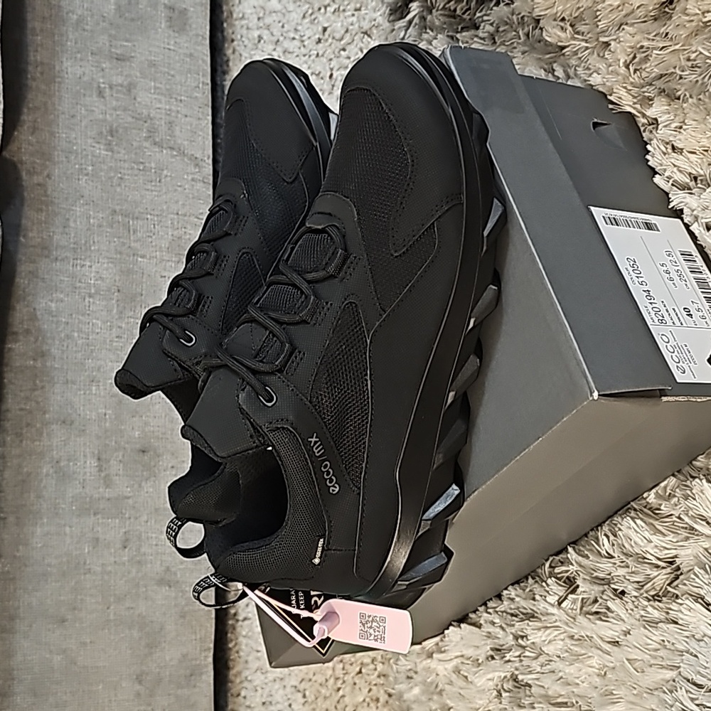 ECCO Mens Mx Low Gore-tex Sneaker Size 6-6.5 Mens Color Black